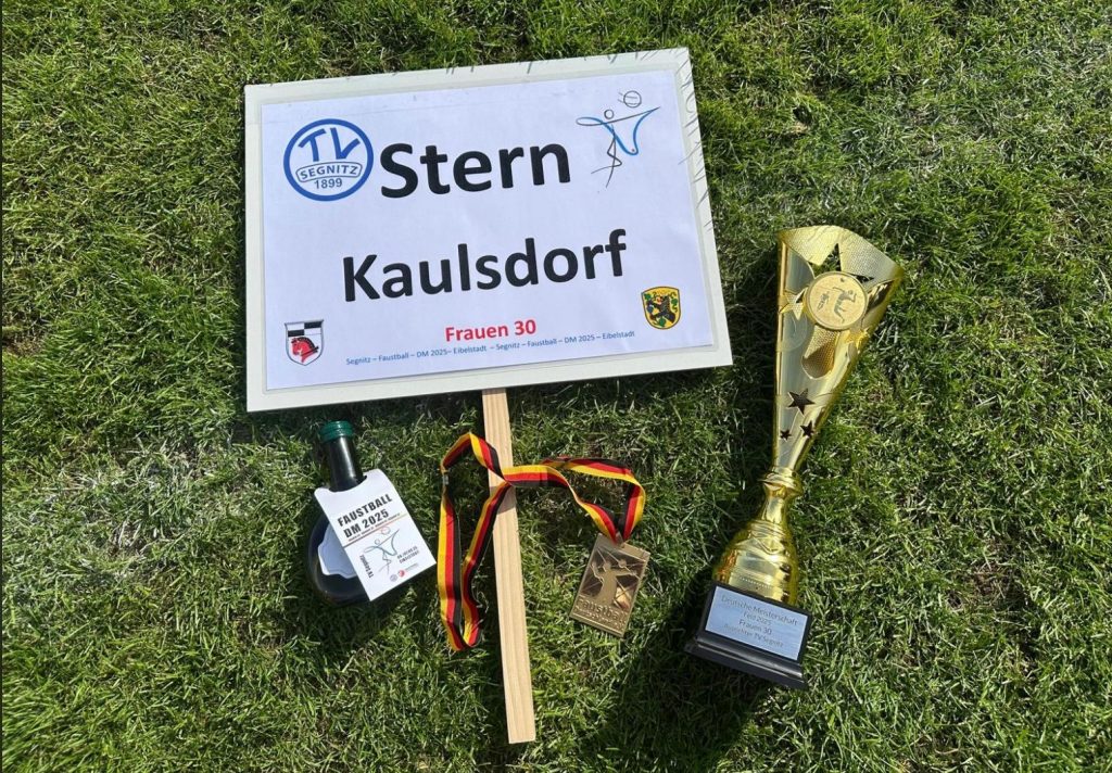 Einlaufschild und Pokal vom DM Titel der Faustball Damen