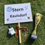 Einlaufschild und Pokal vom DM Titel der Faustball Damen