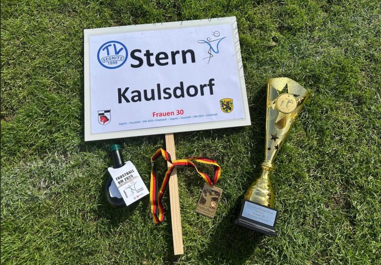 Einlaufschild und Pokal vom DM Titel der Faustball Damen